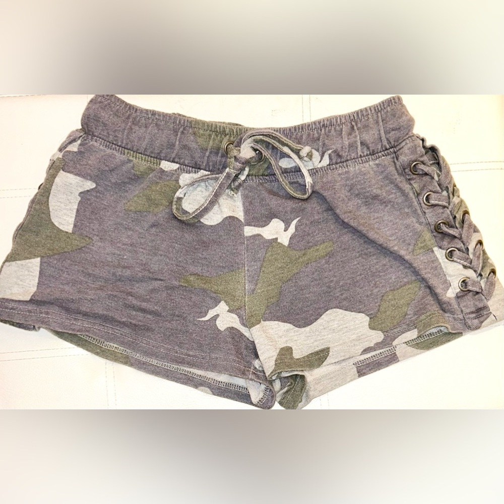 VANILLA STAR Women’s mini camo drawstring elastic shorts